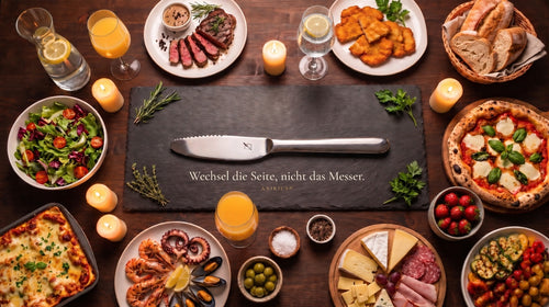 ANIRIUS® 2-in-1 Messer auf Schieferplatte, umgeben von Steak, Pizza und Frühstück